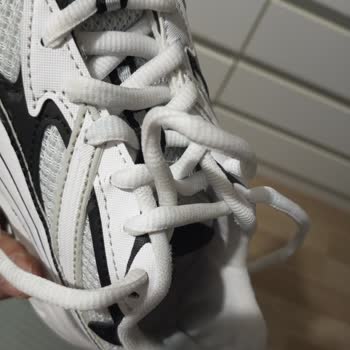 İkinci Giyimde Deforme Olan Ayakkabı İçin Sürekli Red Yanıtı