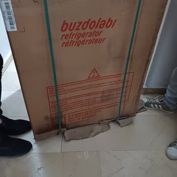 Sıfır Alınan Derin Dondurucuda Sinek Ölüsü Ve Hasarlı Kutu Mağduriyeti