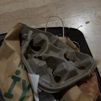 Dökülen Kahve, Umursamaz Kurye Ve Yetersiz Telafi