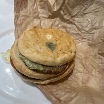 Küflü Ekmek Gönderen Restoran Ve Çözüm Sunmayan Destek