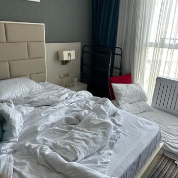 Aldığımız Odadan Küçük Ve Eksik Bir Odada Kalmak Zorunda Bırakıldık