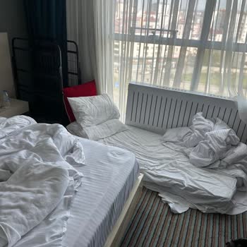 Aldığımız Odadan Küçük Ve Eksik Bir Odada Kalmak Zorunda Bırakıldık