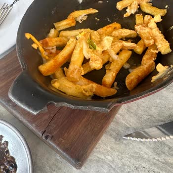 Kırık Tabak Ve Bardaklarla Yapılan Servis Hayal Kırıklığı Yarattı