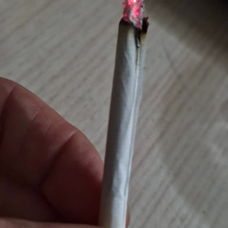 Aldığım Sigara Kağıdı Yapışmıyor Ve Kullanışsız