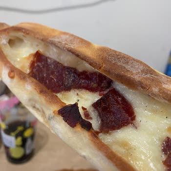 Pastırmalı Kaşarlı Pidenin İçinden Kıl Çıkması Hijyen Endişesi Yarattı