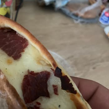 Pastırmalı Kaşarlı Pidenin İçinden Kıl Çıkması Hijyen Endişesi Yarattı