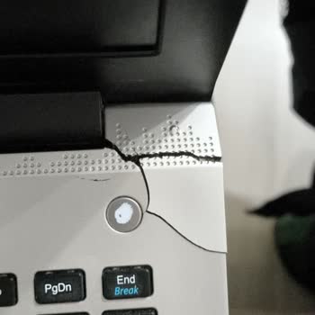 Casper Nirvana NB F650 Gold Laptop'ta Menteşe Ve Kasa Çatlama Sorunu