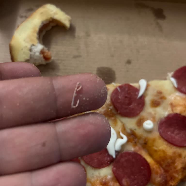 Pizzadan Çıkan Yabancı Cisimle Büyük Tehlike!