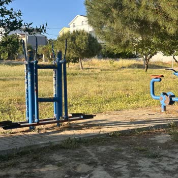 Mahalledeki Eski Ve Tehlikeli Çocuk Parkı İçin Çözüm Bekliyoruz