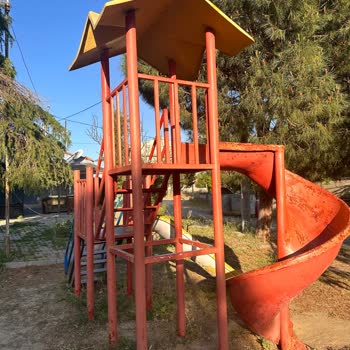 Mahalledeki Eski Ve Tehlikeli Çocuk Parkı İçin Çözüm Bekliyoruz