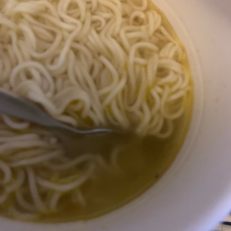 Noodle İçinde Siyah Parçalar Çıktı, Korkup Yiyemedim