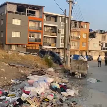 Buca Efeler Yurdu Önündeki Çöp Konteynırlarının Sürekli Kirli Olmasından Şikayetçiyim