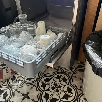 Endüstriyel Bulaşık Makinesi Hem Fazla Deterjan Harcıyor Hem De Kötü Yıkama Yapıyor