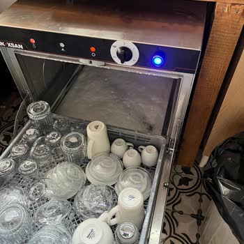 Endüstriyel Bulaşık Makinesi Hem Fazla Deterjan Harcıyor Hem De Kötü Yıkama Yapıyor