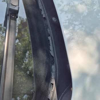 BMW 320i Ön Cam Fitili Ve Klima Butonlarında Üretim Kaynaklı Sorunlar