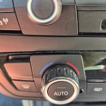 BMW 320i Ön Cam Fitili Ve Klima Butonlarında Üretim Kaynaklı Sorunlar