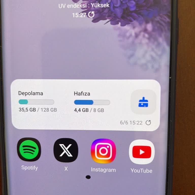Batarya Değişimi Sonrası Ekranda Oluşan Leke Ve Servis Mağduriyeti