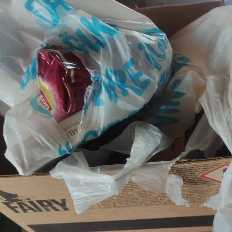 A101'de Bayram Sabahı Poşetler Yırtıldı, Alışverişim Yerlere Döküldü