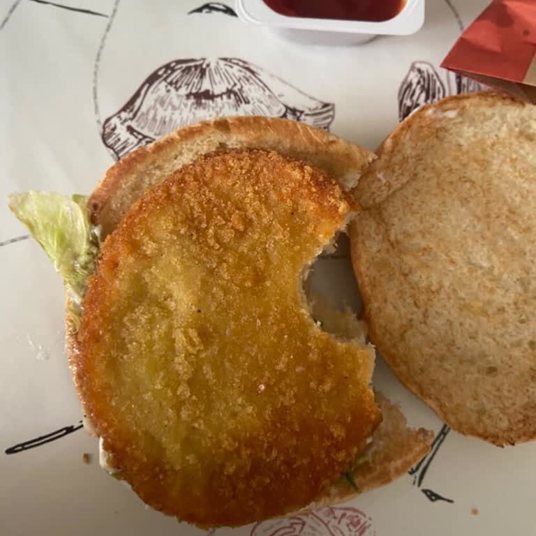 Görseldeki Soslu Burger Yerine Kuru Ve Yavaş Servis Aldık