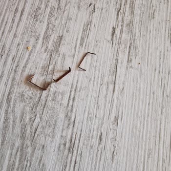 Sucuk Ekmekten Çıkan Zımba Telleri Ve İlgisiz Müşteri Hizmeti