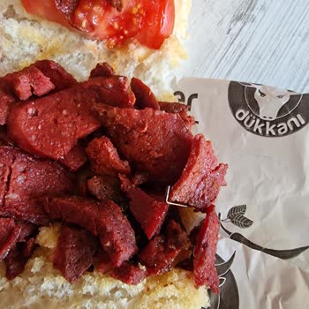 Sucuk Ekmekten Çıkan Zımba Telleri Ve İlgisiz Müşteri Hizmeti