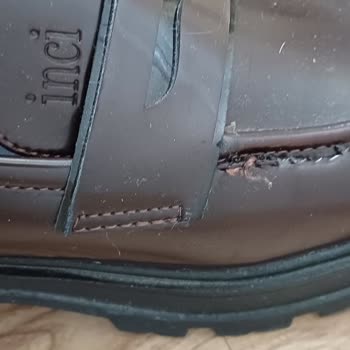 Az Kullanılan Ayakkabının Üst Dikişinden Yırtılması Ve Çözüm Beklentisi