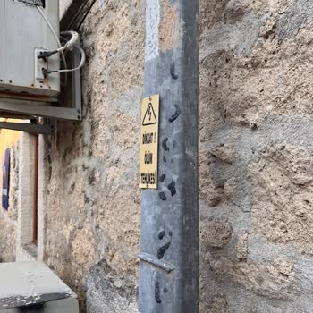 Sokak Lambalarının Yanmaması Nedeniyle Karanlıkta Düşüp Yaralandım