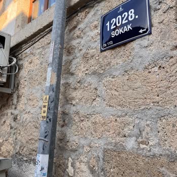 Sokak Lambalarının Yanmaması Nedeniyle Karanlıkta Düşüp Yaralandım