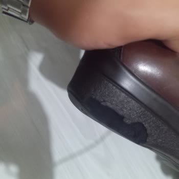 Hiç Giyilmemiş Ayakkabının Alt Tabanı Parçalandı