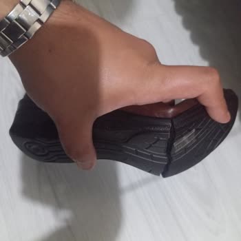 Hiç Giyilmemiş Ayakkabının Alt Tabanı Parçalandı