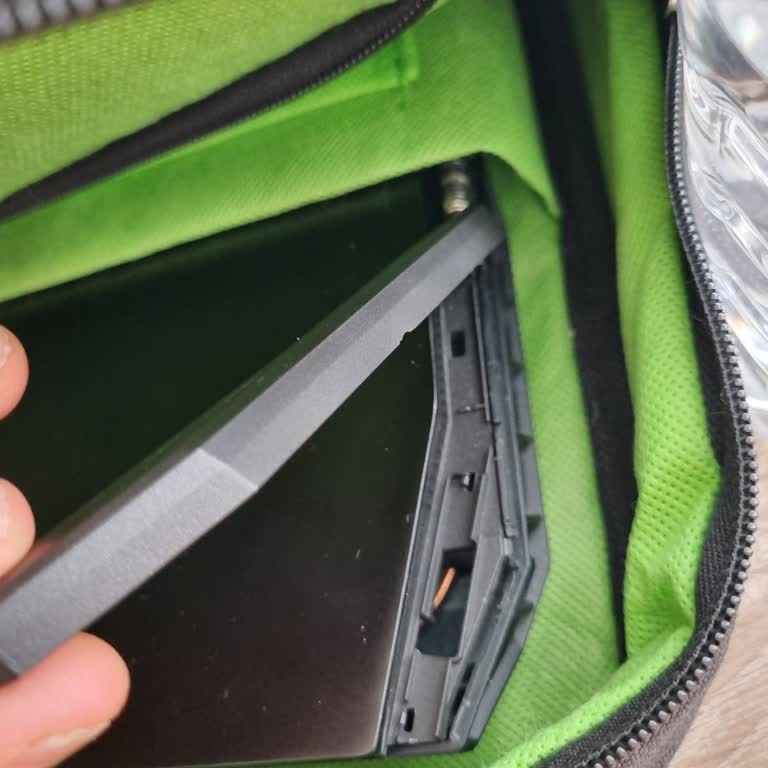 Monster Laptopta Menteşe Kırılması Ve Aşırı Fan Gürültüsü