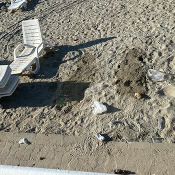 Caddebostan Plajlarında Çöp Sorunu Ve İlgisizlikten Şikayetçiyiz