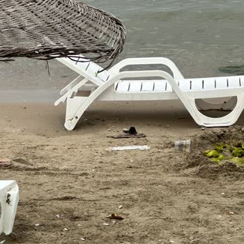 Caddebostan Plajlarında Çöp Sorunu Ve İlgisizlikten Şikayetçiyiz