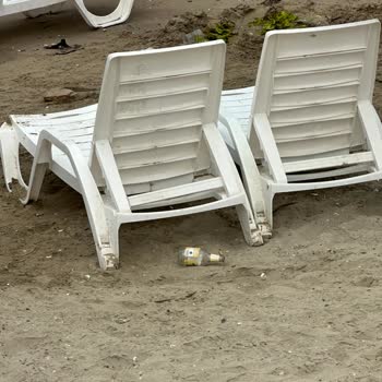 Caddebostan Plajlarında Çöp Sorunu Ve İlgisizlikten Şikayetçiyiz