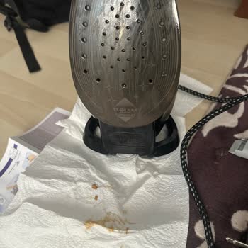 Yeni Alınan Tefal Ütüde Kısa Sürede Kahverengi Su Akma Sorunu Yaşadım