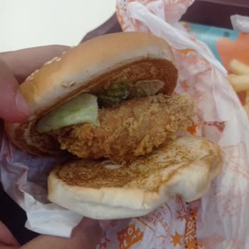 Popeyes'ta Eksik Malzemeli Ve Kuru Burger Deneyimi