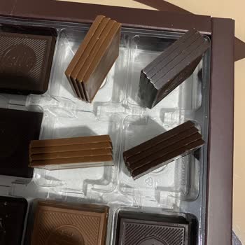 Madlen Çikolatalar Birbirine Yapışıyor, Tek Tek Almak İmkânsız