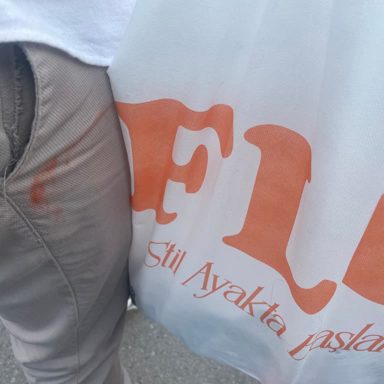 FLO Bez Çantanın Boyası Kıyafetlerimi Mahvetti, Sağlık Riski Yaşadım