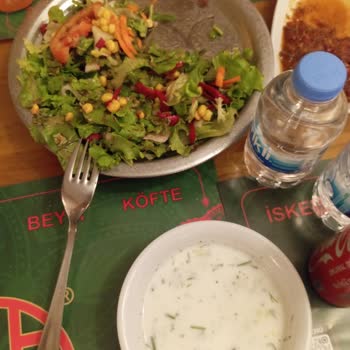 Ünlü Mekânda Sınırsızlık Aldatmacası Ve Kötü Davranış