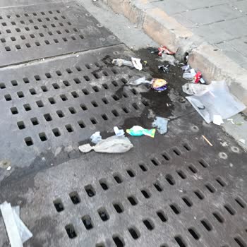 Karabağlar'da Artan Çöp Sorunu ve Yetersiz Temizlik Hizmetleri