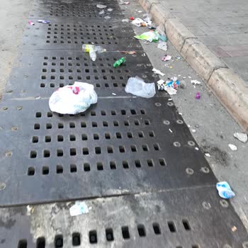 Karabağlar'da Artan Çöp Sorunu ve Yetersiz Temizlik Hizmetleri