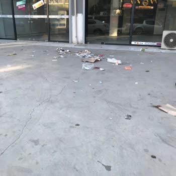 Karabağlar'da Artan Çöp Sorunu ve Yetersiz Temizlik Hizmetleri