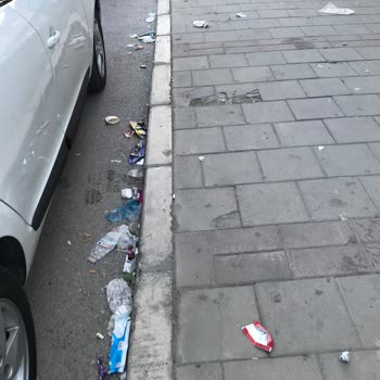 İzmir Büyükşehir Belediyesi Karabağlar'da Artan Çöp Sorunu Ve Yetersiz Temizlik Hizmetleri