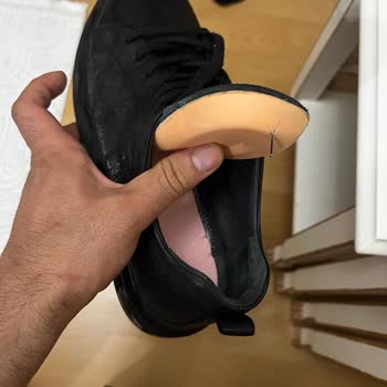 Ayakkabı İçindeki Çivi Nedeniyle Topuk Yaralanması