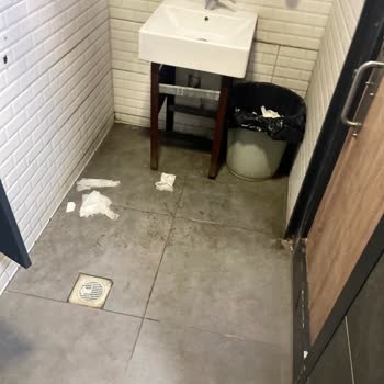 İzmir Buca Çiftçi Petrol'de Tuvalet Temizliği Sorunu