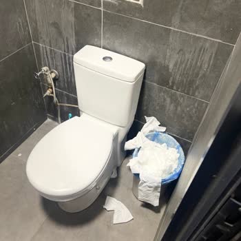 İzmir Buca Çiftçi Petrol'de Tuvalet Temizliği Sorunu