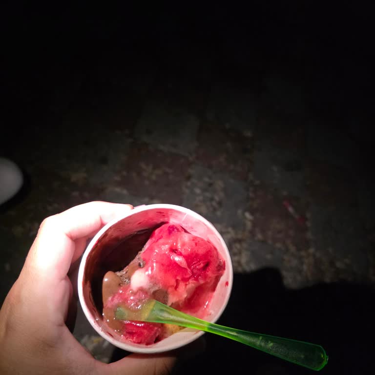 Bozuk Dondurma Yüzünden Keyifli Günümüz Zehir Oldu