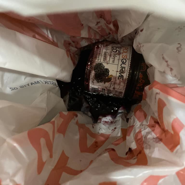 Migros Hemen'den Kırık Ve Son Kullanma Tarihi Geçmiş Ürün Mağduriyeti