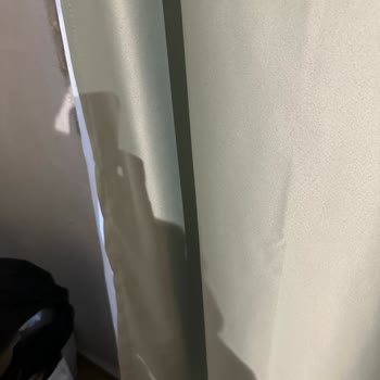 Alaçatı Bedirhan Otel Yarı Kapalı Perde Arkasında Yer Alan Ve Görünmeyen Kesici Metal Parça