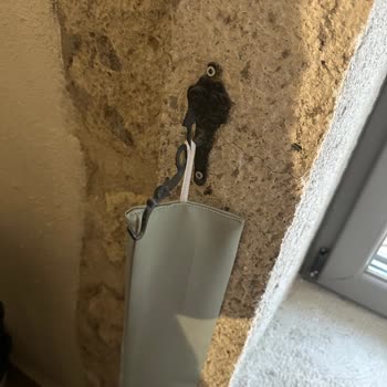 Alaçatı Bedirhan Otel Yarı Kapalı Perde Arkasında Yer Alan Ve Görünmeyen Kesici Metal Parça
